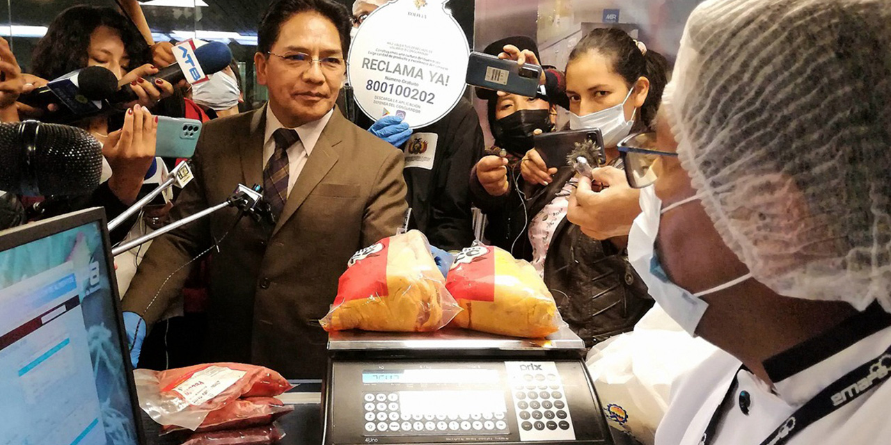 El viceministro de Defensa del Consumidor, Jorge Silva, en plena labor de control de precios. Foto: Archivo