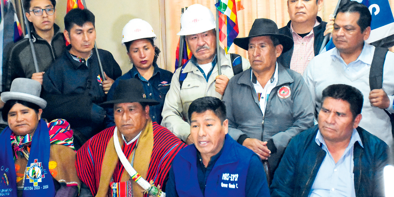 La dirigencia del Pacto de Unidad, junto al presidente del MAS-IPSP, Grover García. Foto: Jorge Mamani