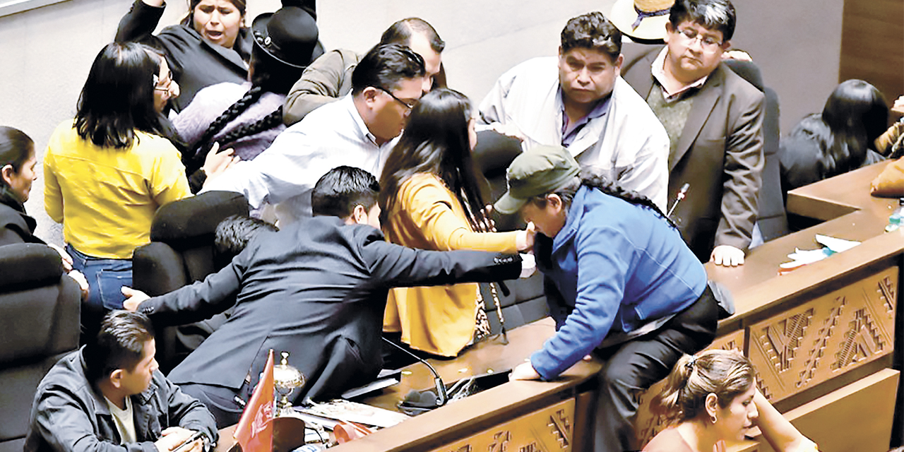 Diputados evistas toman la testera para frenar una sesión en la Cámara Baja.