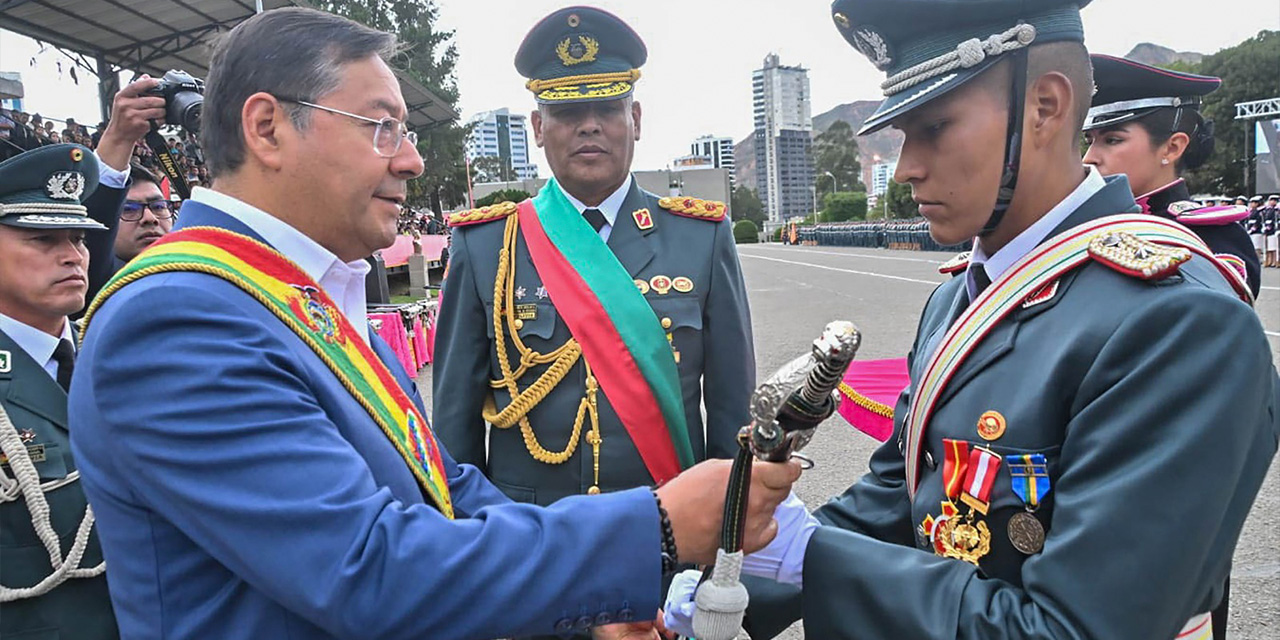 El presidente Luis Arce durante el acto de egreso de subtenientes y sargentos. Foto: Presidencia