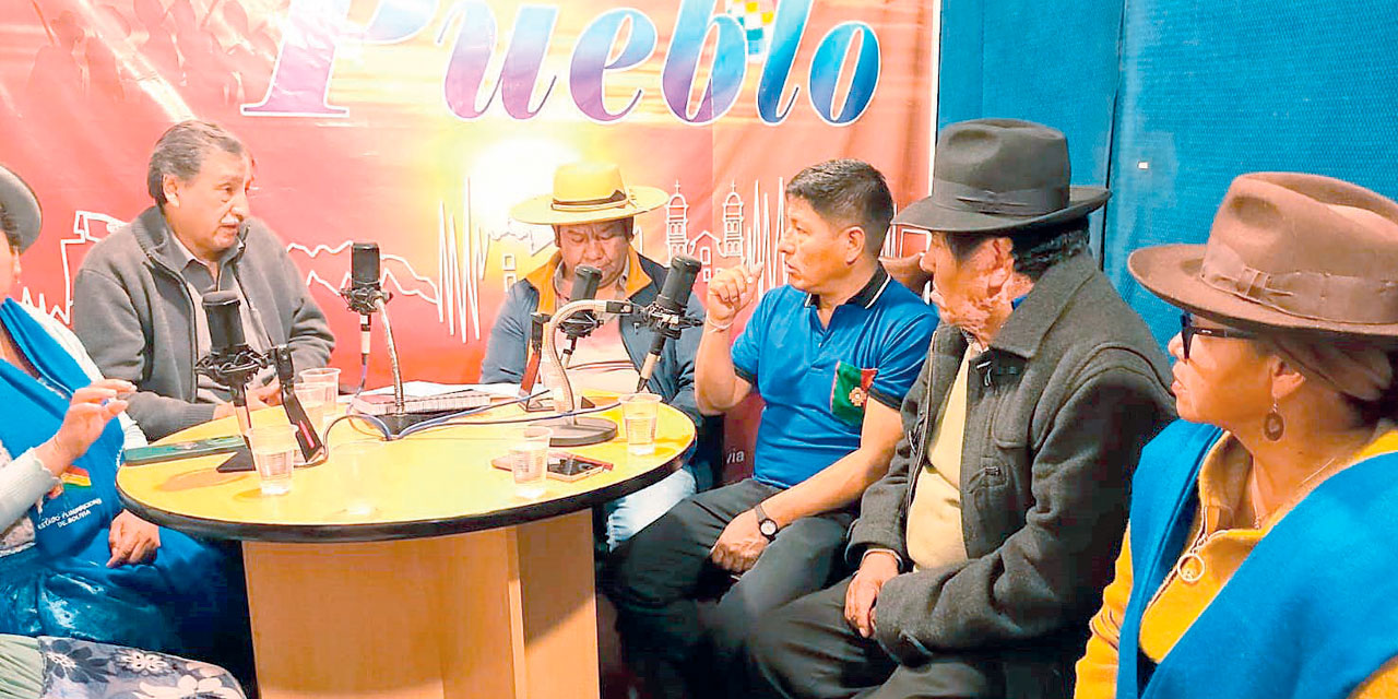 Grover García, presidente del MAS, y representantes de las ‘Bartolinas’, en estudios de las RPO. Foto: RPO