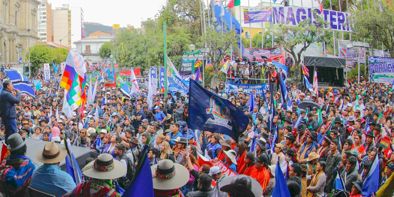 Militantes hacen flamear las banderas del MAS en la plaza Murillo, La Paz. Foto: Archivo