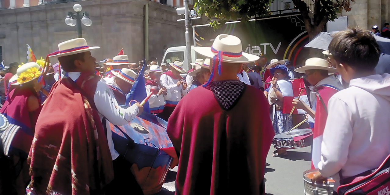 Jóvenes de Potosí, en el medio Andrés Huaranca, cuando era dirigente de los campesinos 