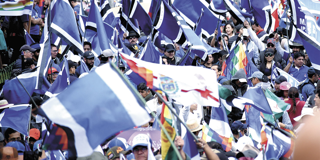 Militantes y simpatizantes hacen ondear las banderas del MAS-IPSP en La Paz.