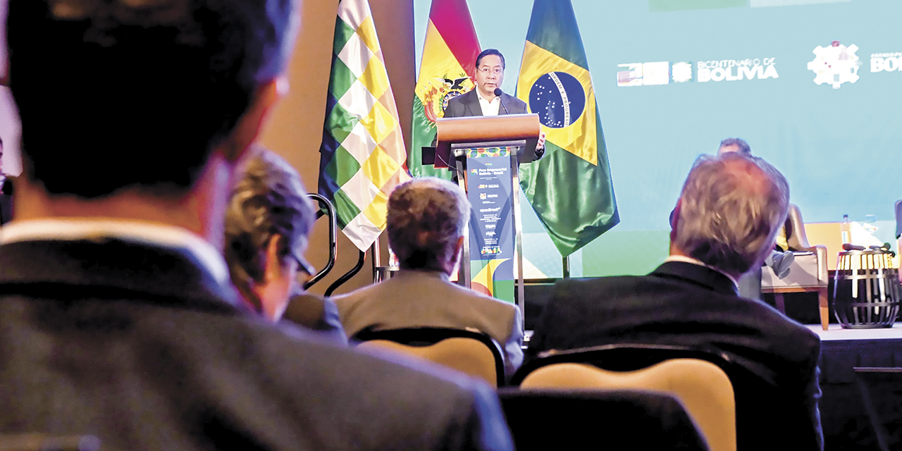 El presidente Luis Arce en  la cumbre del Mercosur, en Paraguay. 