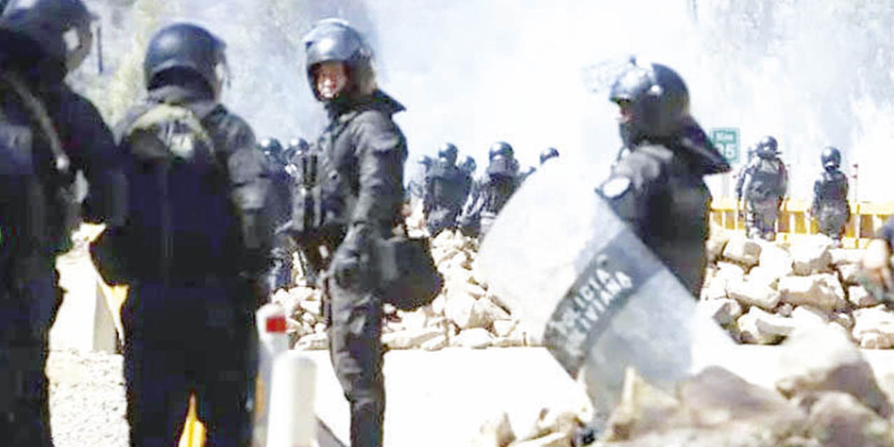 Policías en un puente de Cochabamba luego de un desbloqueo, en octubre.