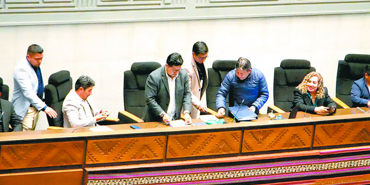 El presidente nato de la ALP, David Choquehuanca, en la testera del Legislativo. Foto: Jorge Mamani