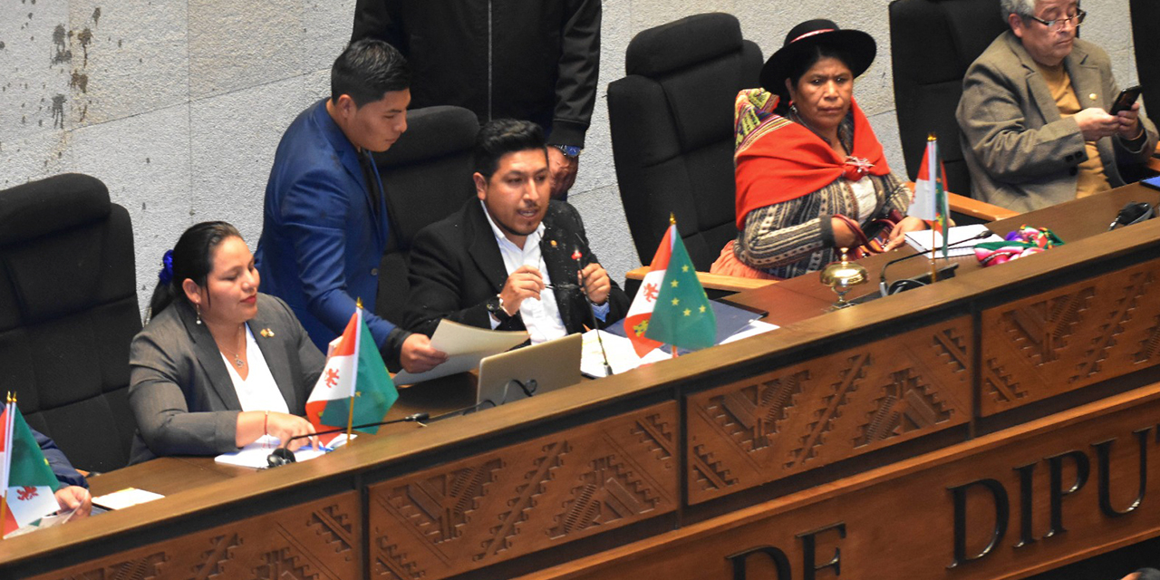 La directiva de la Cámara de Diputados y el titular de esta instancia, Omar Yujra. Foto: Archivo