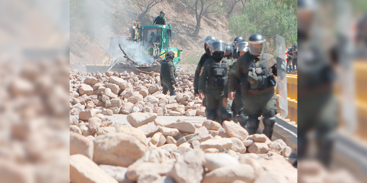 Policías desbloquean una vía cortada por el evismo en Cochabamba. Foto: Archivo