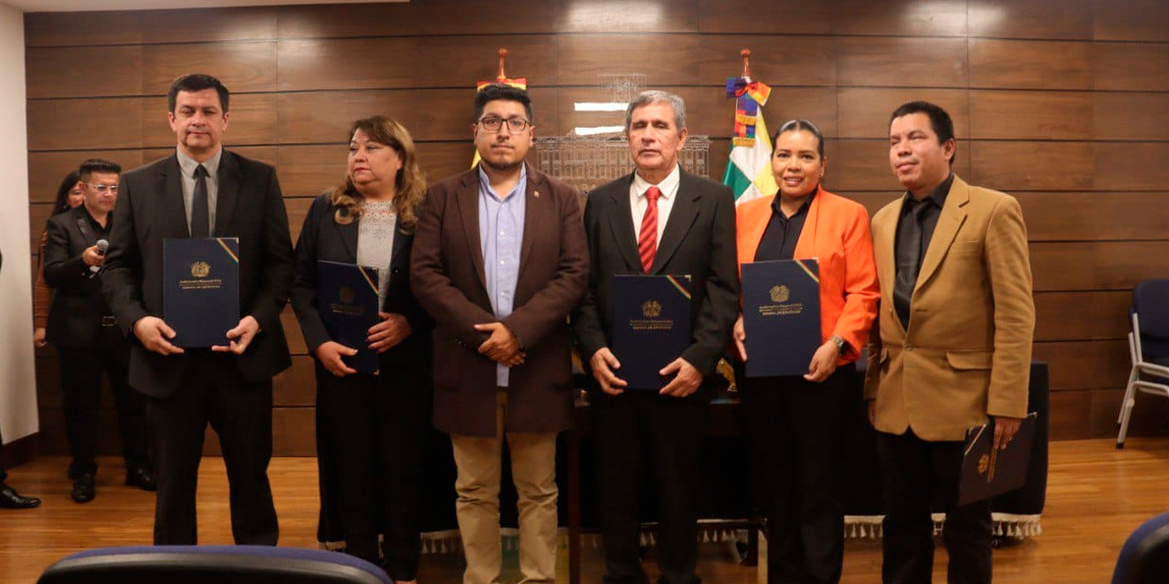 Rodolfo Coímbra Suarez; Alicia Durán Gorena de Roca; el presidente de Diputados, Omar Yujra; Rubens Darío Quinteros Salas; Mirna Vásquez Noza y Jaime Noé Rodríguez. Foto: Cámara de Diputados