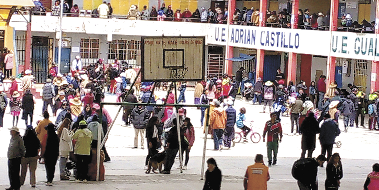 Personas que acudieron a votar a un recinto electoral de El Alto.