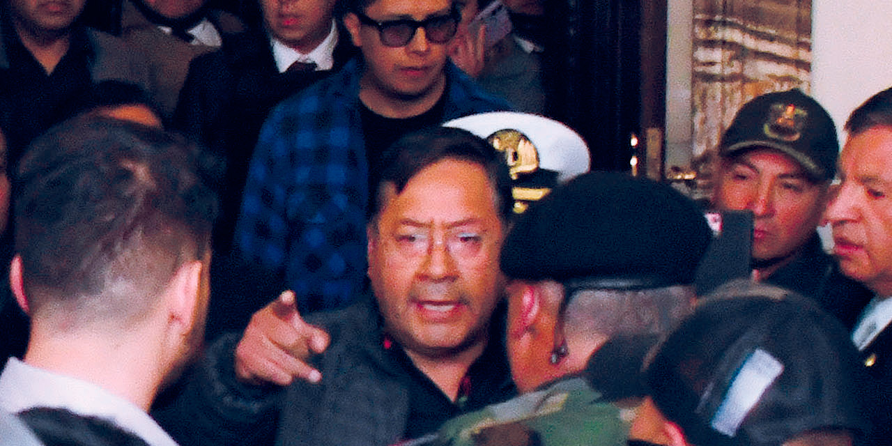 El presidente Luis Arce enfrenta al general Zúñiga en puertas del Palacio Quemado. Foto: ARCHIVO