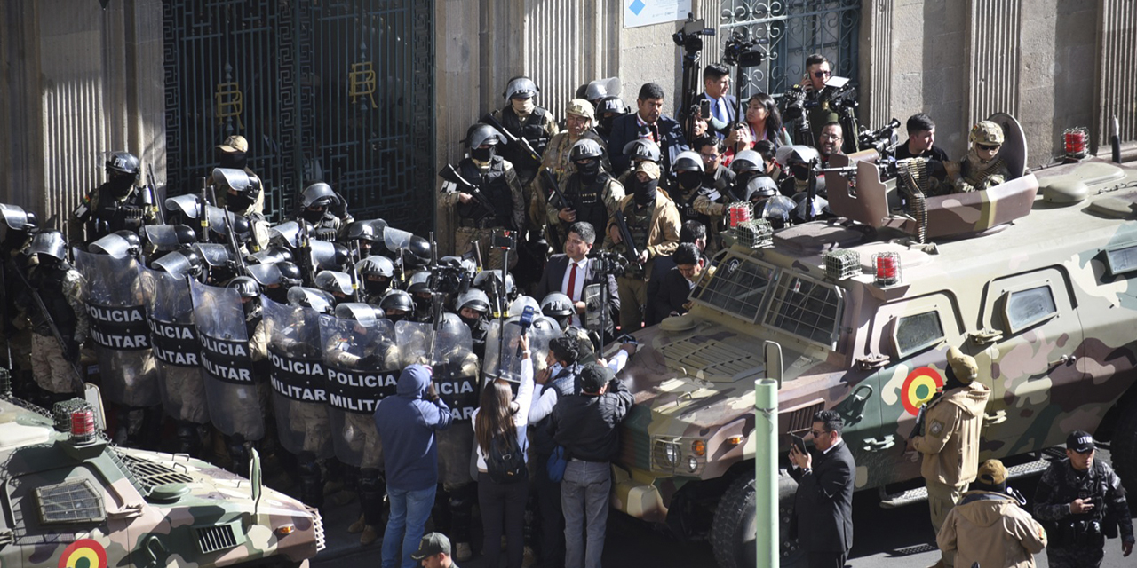 Militares el 26 de junio en puertas de Palacio Quemado. Foto archivo