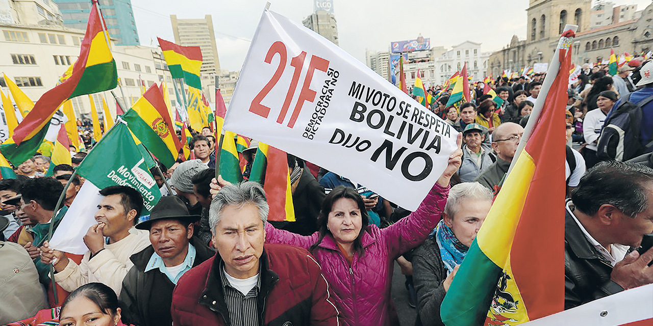 La gente movilizada para que se respete el referendo de 2016. | Foto: Archivo