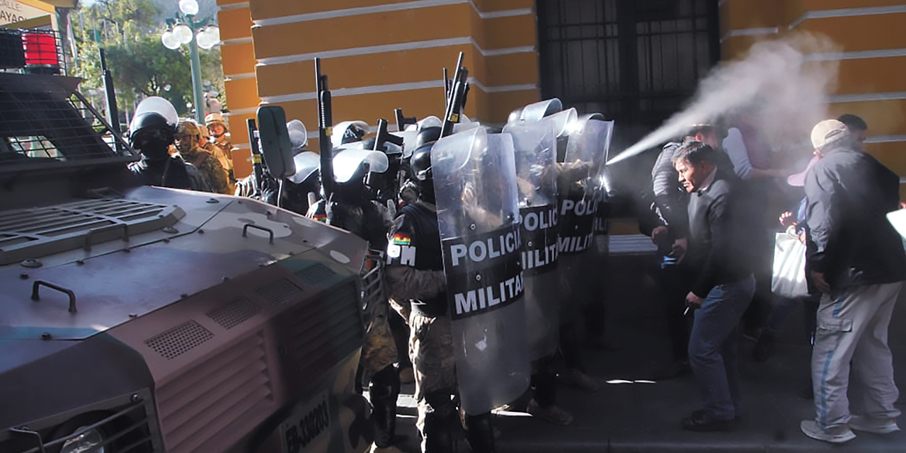 Los militares en la plaza Murillo, el 26 de junio. Foto: Archivo