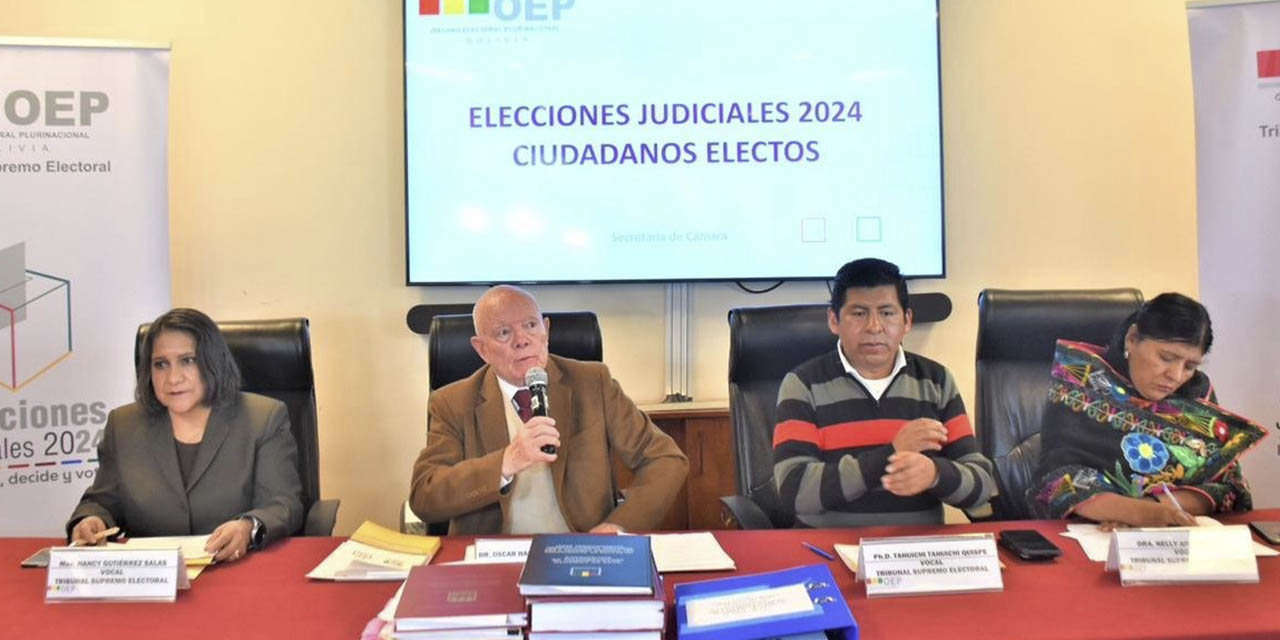 El presidente del TSE, Óscar Hassenteufel (centro), junto a otros vocales, en conferencia en La Paz.