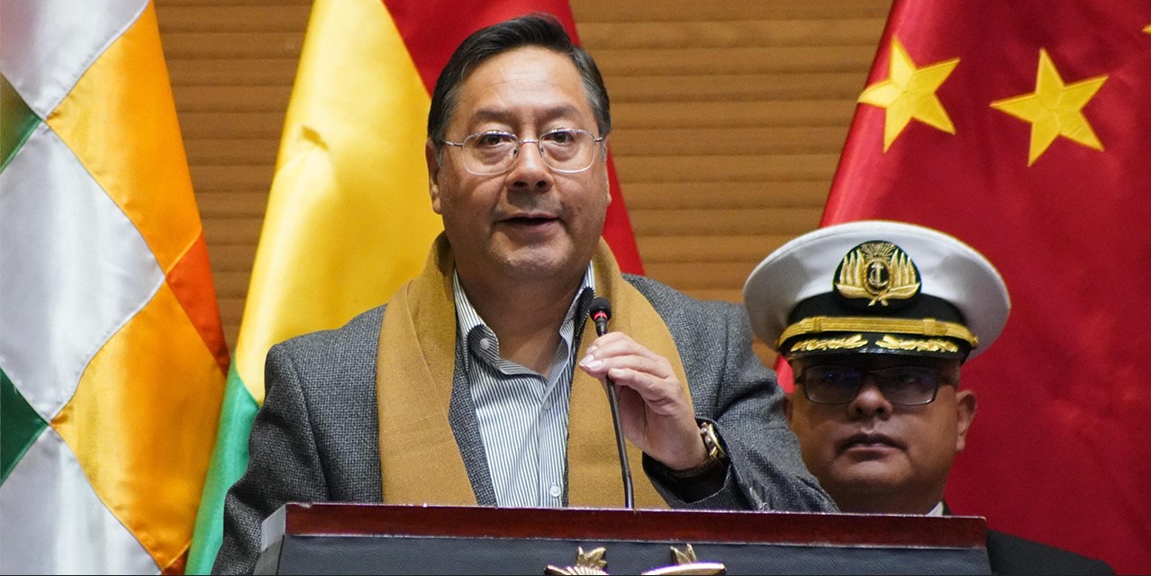 El presidente Luis Arce en la firma del contrato firmado entre Yacimientos de Litio Bolivianos (YLB) y la empresa subsidiaria Hong Kong CBC. Foto Jorge Mamani 