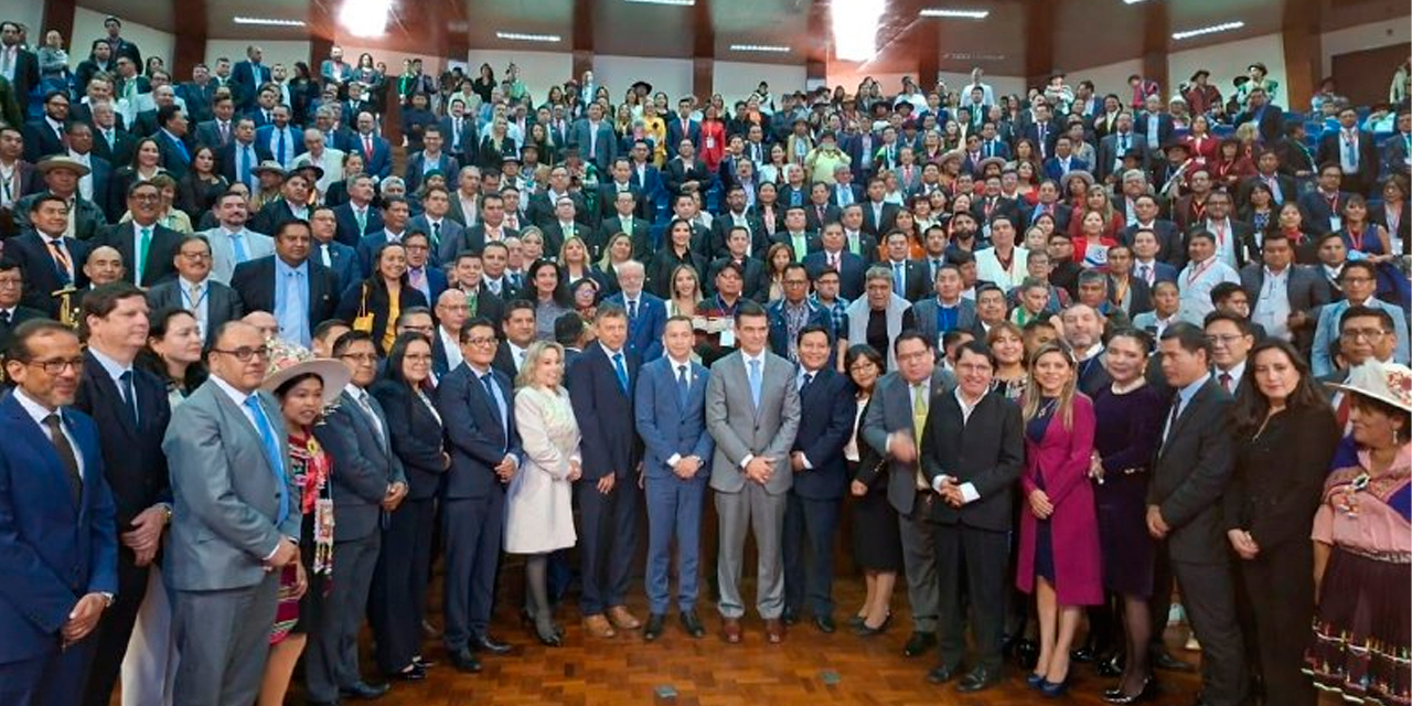 El presidente Rodrigo Paz en el Primer Diálogo Interinstitucional para la Reforma Judicial en Sucre. 