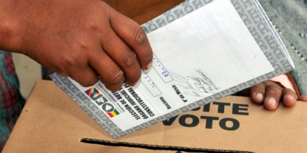 Un ciudadano boliviano vota en las elecciones generales de Bolivia.