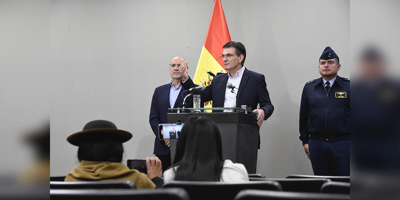 El presidente Rodrigo Paz, junto al ministro de la Presidencia, José Luis Lupo, en conferencia de prensa