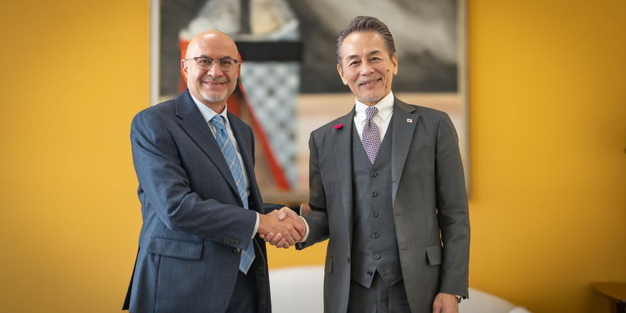 El ministro de la Presidencia, José Luis Lupo, y el embajador del Japón en Bolivia, Onomura Hiroshi, durante su encuentro en Casa Grande del Pueblo. Foto: Facebook Ministerio de la Presidencia