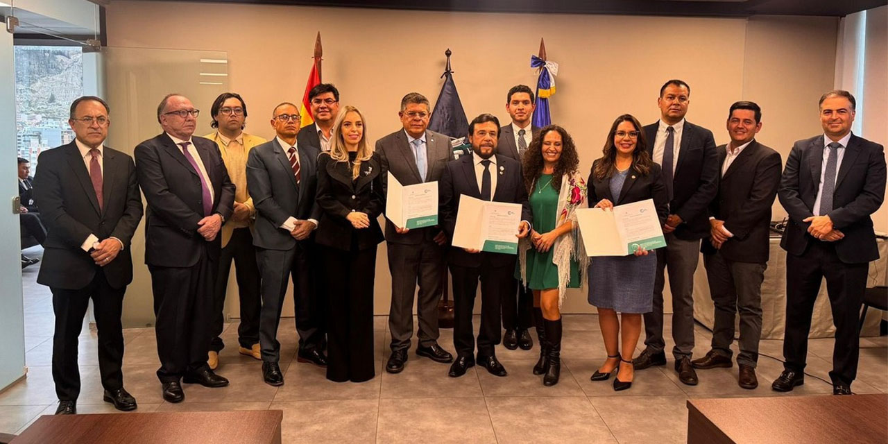 El vicepresidente salvadoreño, Félix Ulloa (c), con empresarios bolivianos. 