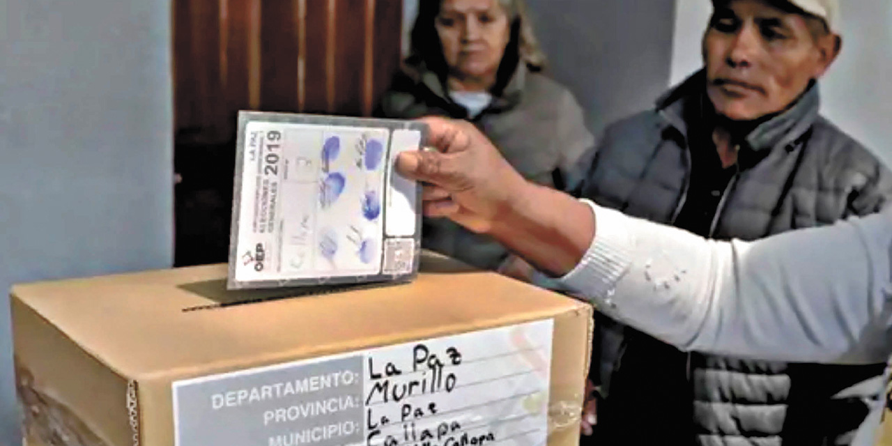 El Presidente promulga su primera ley y respalda al TSE