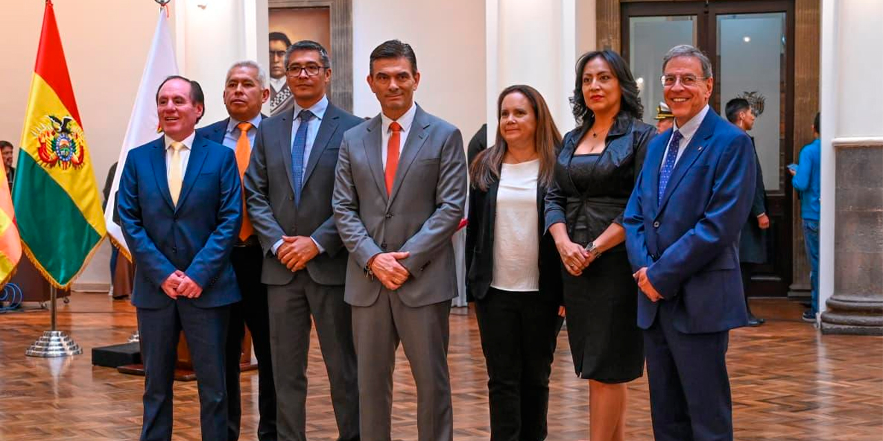 El ministro Gabriel Espinoza y el mandatario Rodrigo Paz en la posesión del presidente del BCB.