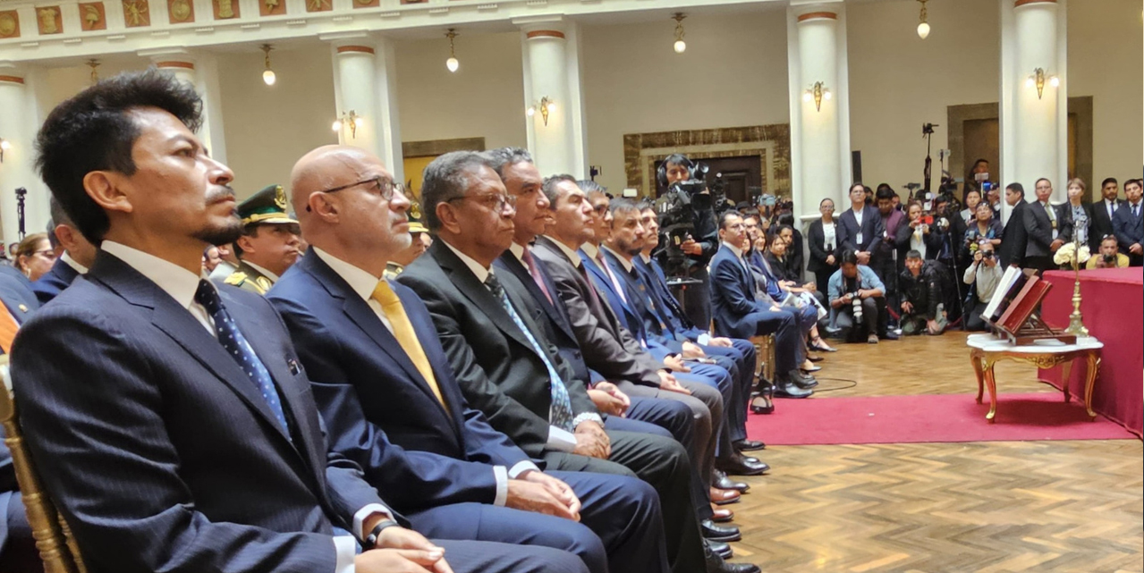 Los ministros posesionados por el presidente Rodrigo Paz. 