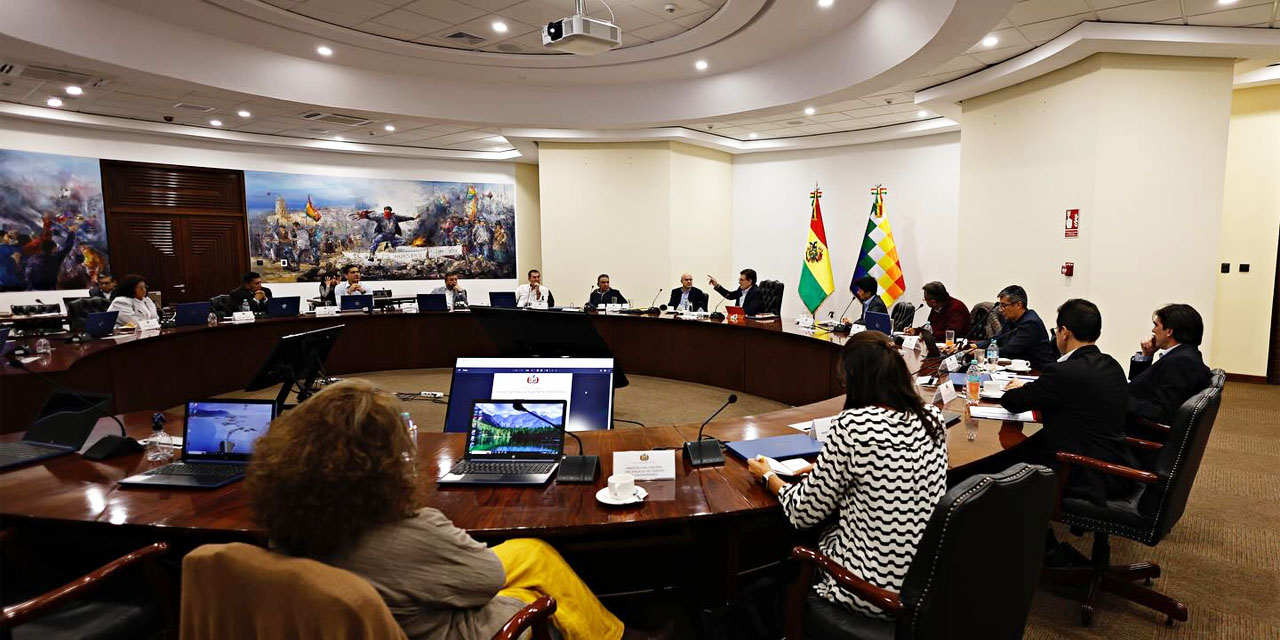 El presidente Rodrigo Paz junto a su gabinete de ministros. Foto: Facebook Rodrigo Paz