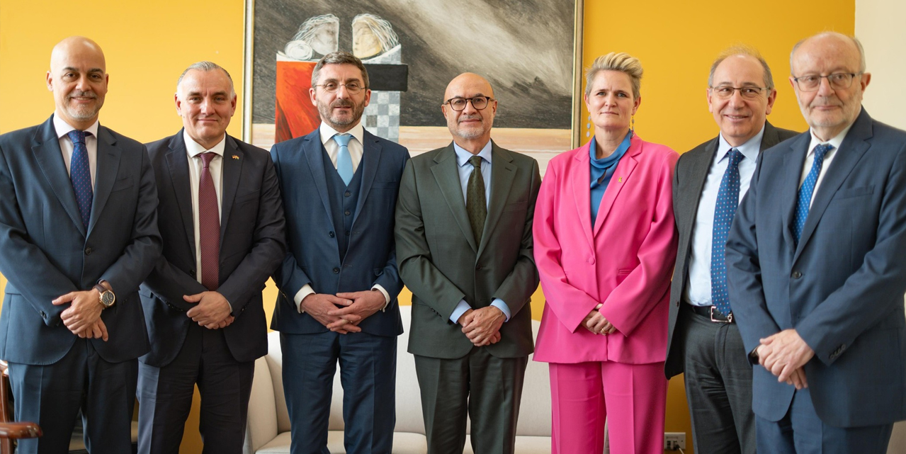 El ministro de la Presidencia, José Luis Lupo, y los embajadores de la UE y sus Estados Miembros. Foto: Facebook UE