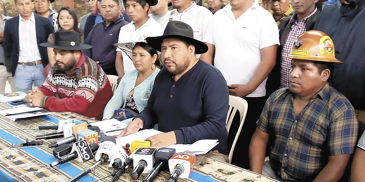 La dirigencia de la Federación de Campesinos de Cochabamba.