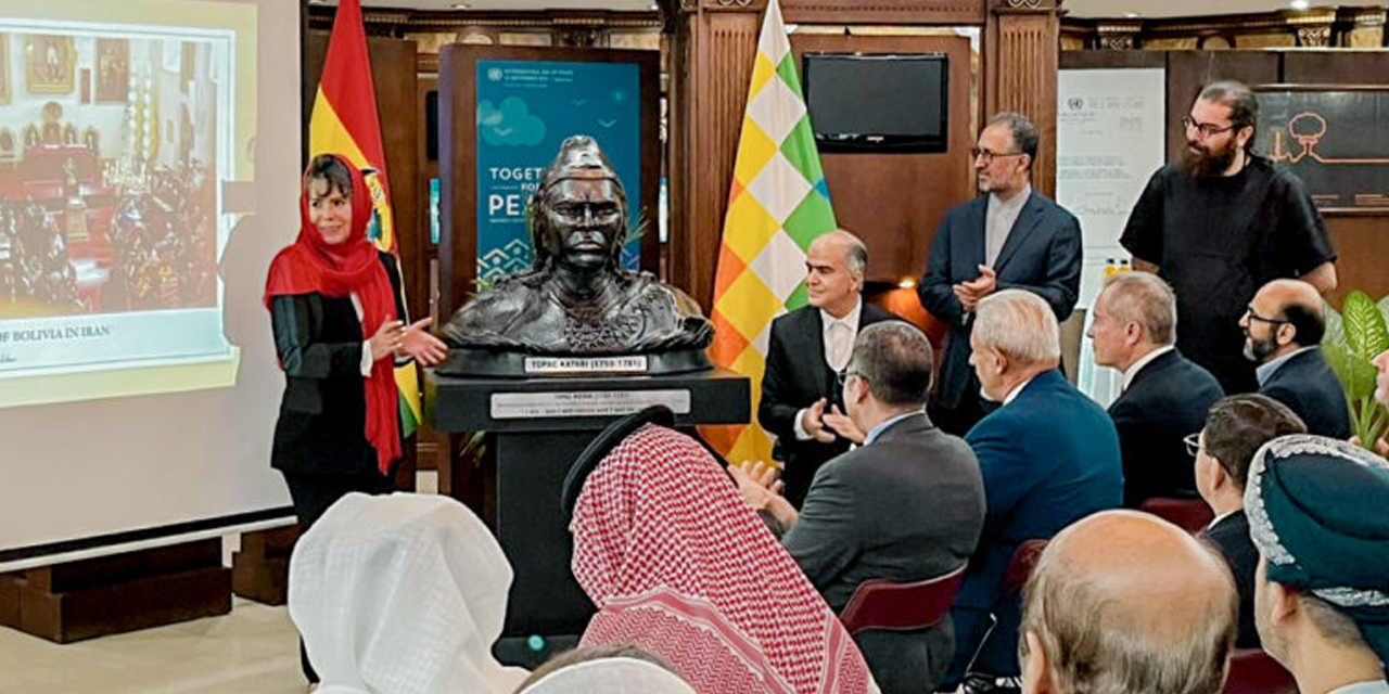 La embajadora de Bolivia en Irán, Romina Pérez, junto al busto de Túpac Katari en el acto realizado en “Teherán Museo de La Paz”. Foto: MRE