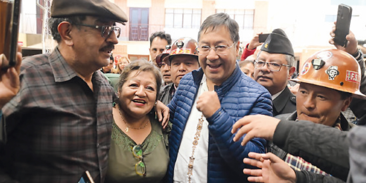 El presidente Luis Arce arropado por trabajadores de la COB en Potosí. Foto: Presidencia