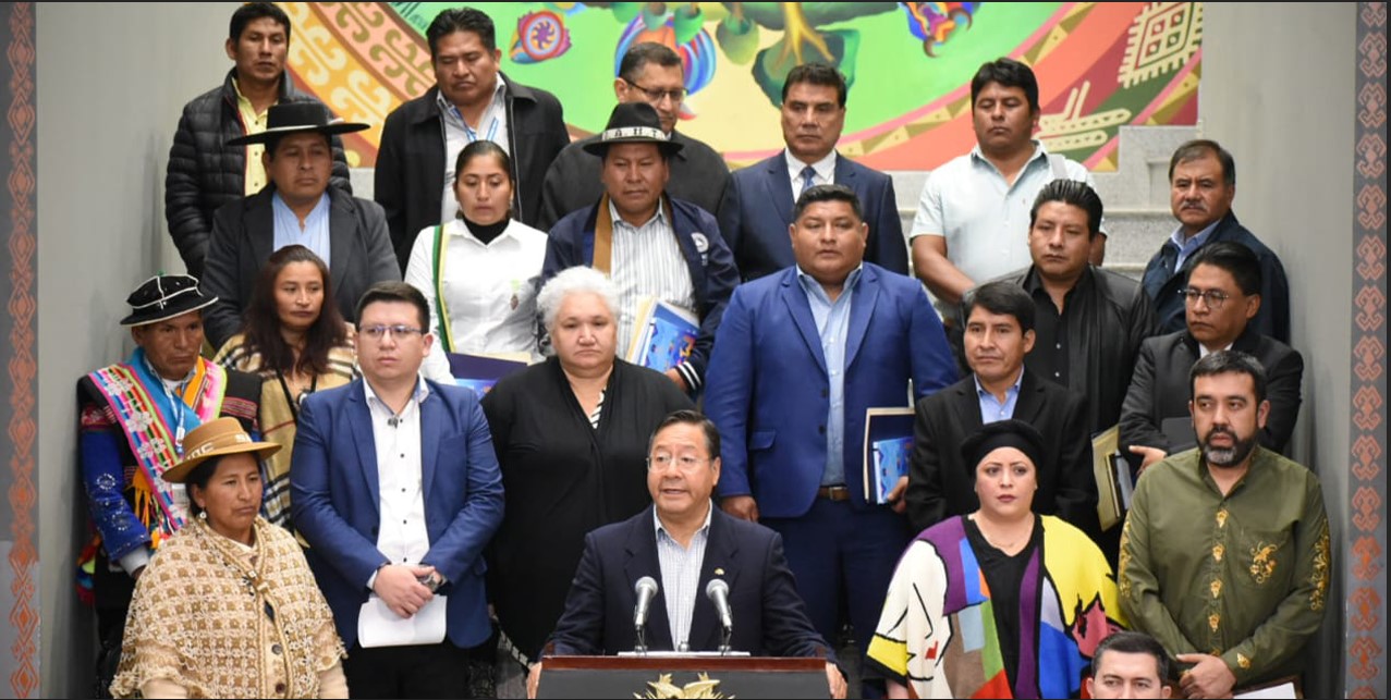 El presidente Luis Arce con el Consejo Nacional de Autonomía en conferencia de prensa. Foto Gustavo Ticona