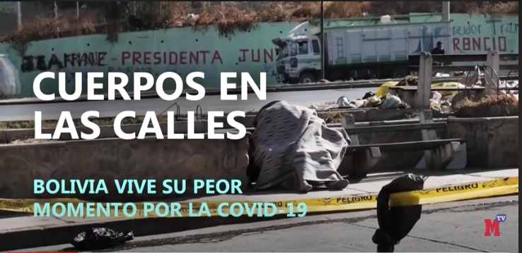 Cuerpos en las calles de Bolivia y atrás la campaña de Añez en las paredes durante la pandemia, señalaba un documental de televisión. Foto captura de pantalla.  