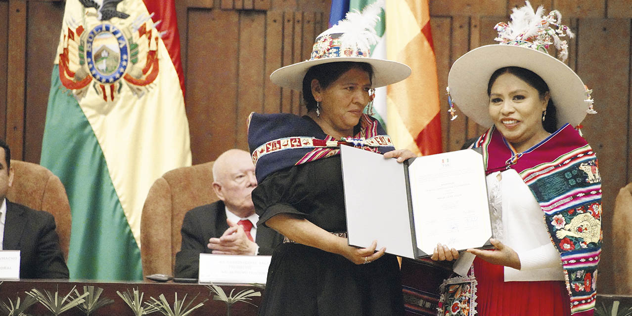 Amalia Laura Villca recibe su credencial de la vocal Arista.