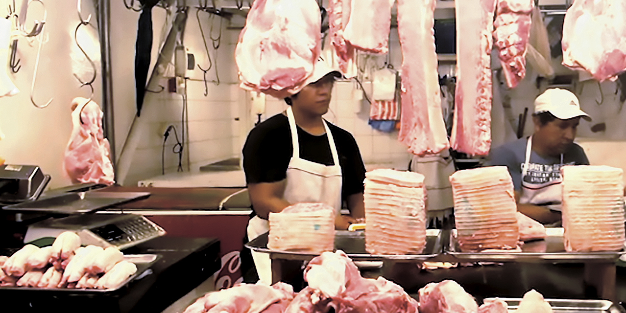 Un comercio en Santa Cruz con la oferta de carne de chancho.