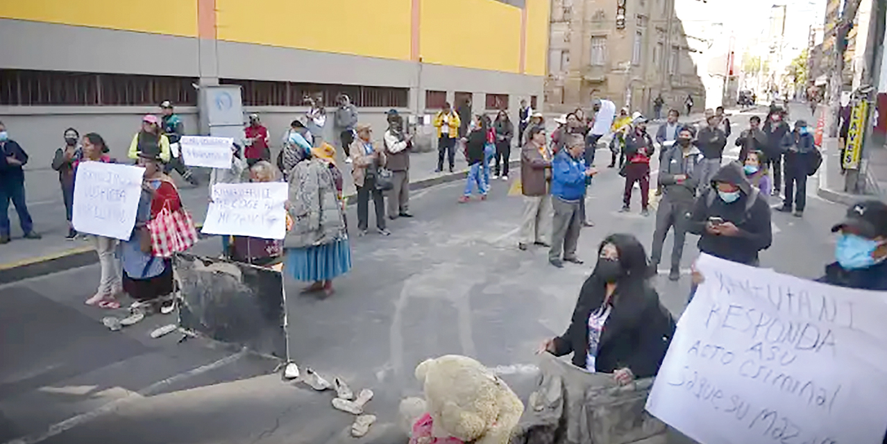 Protestas protagonizadas por los vecinos de Bajo Llojeta. 