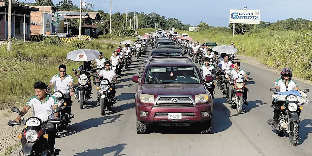 Motoqueros y vehículos resguardan a Morales en su trayecto al ampliado del Chapare.