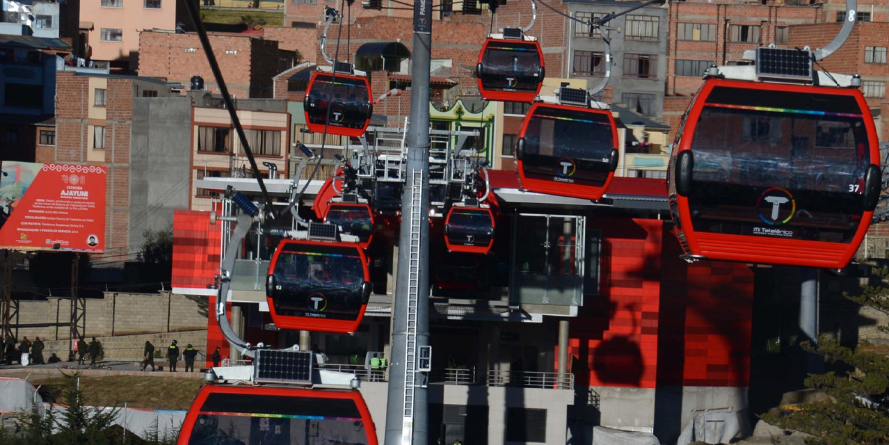 Cabinas de la Línea Roja de Mi Teleférico en funcionamiento. 