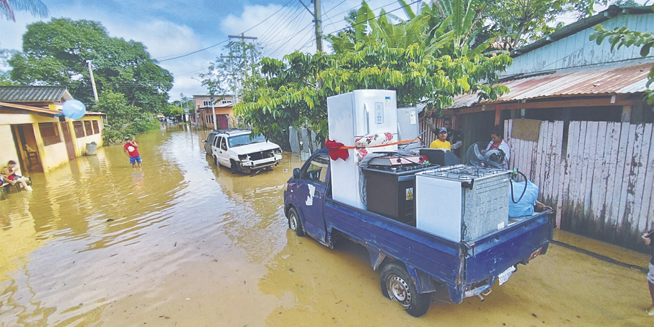 Familias evacuadas por las inundaciones en Cobija. (Foto: Defensa)