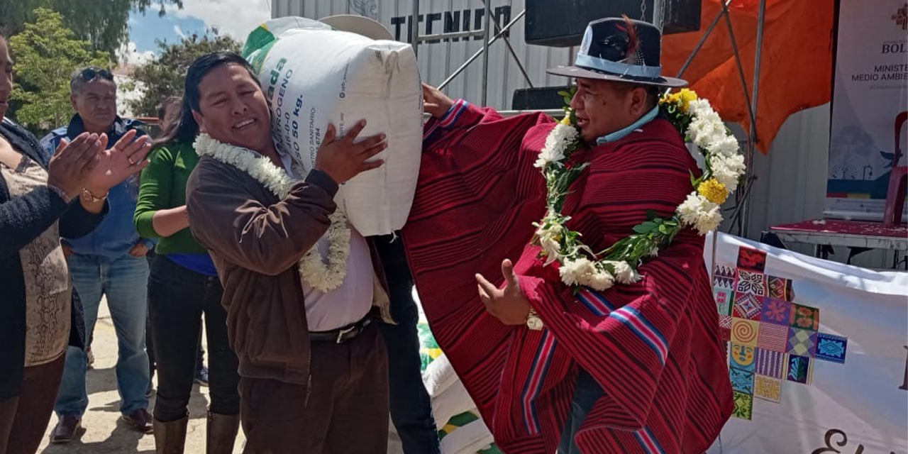 Alcaldes de Cochabamba reciben ayuda para mitigar los efectos de la sequía. (Foto: Ministerio de Defensa)