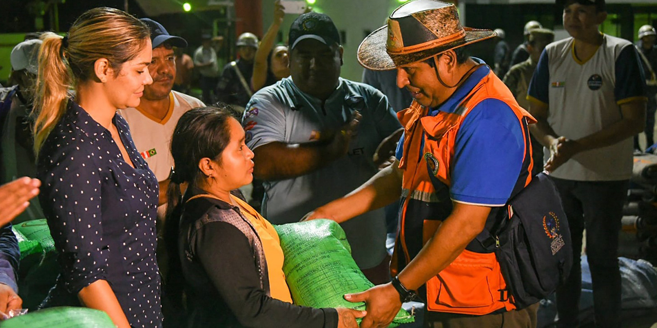 Familias afectadas que recibieron la ayuda humanitaria en Cobija. (Foto: Defensa)