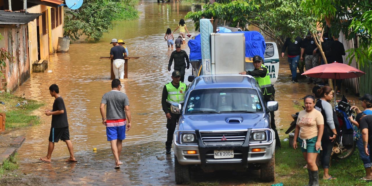 Familias fueron evacuadas de sus viviendas por la inundación en Cobija.| Foto: APG