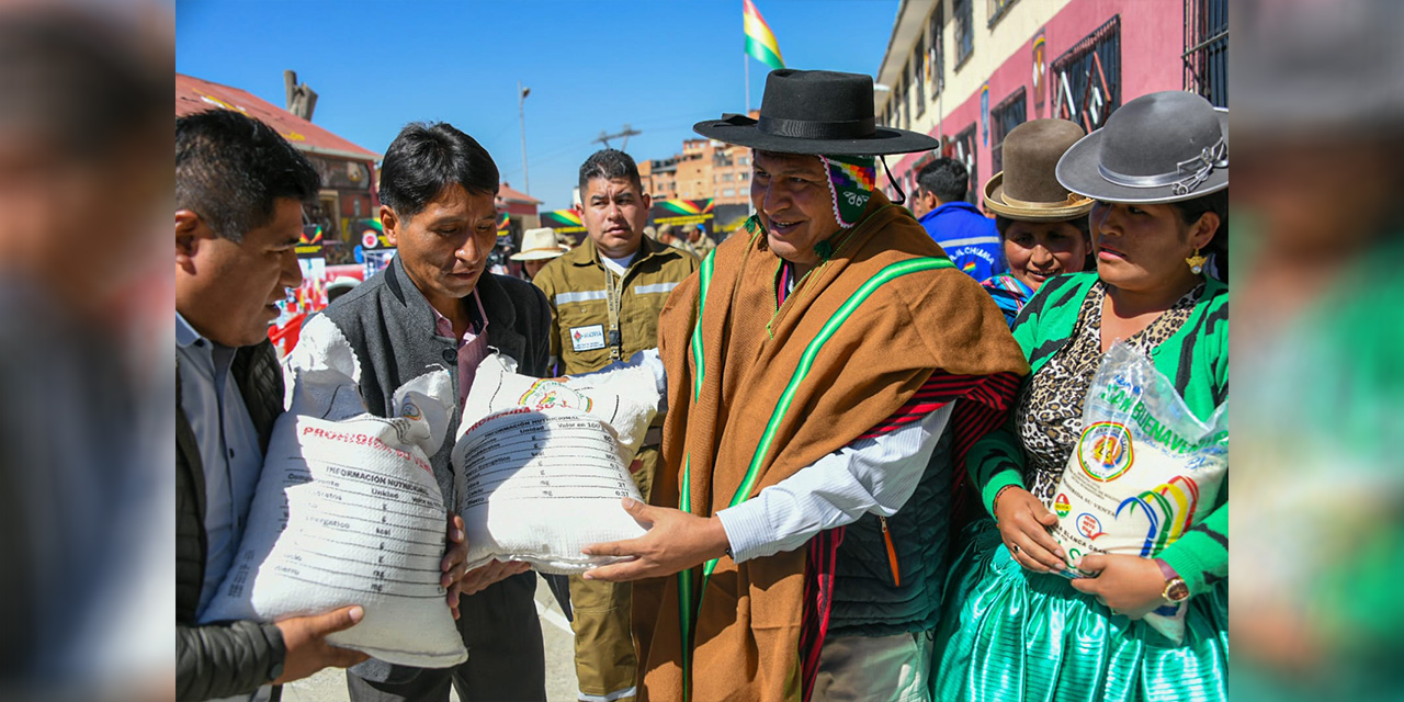 Gobierno apoya con más de 35 toneladas de ayuda a siete municipios de La Paz 