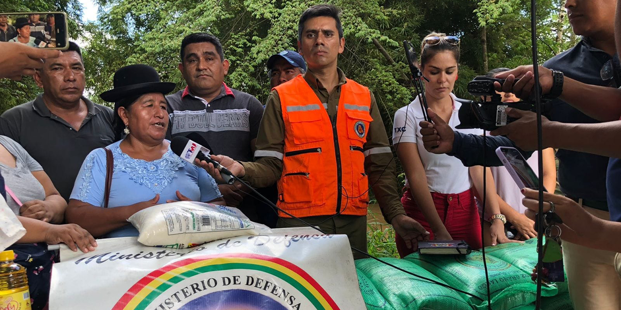 Familias de Cobija reciben ayuda humanitaria del Gobierno nacional. (Foto: Defensa)