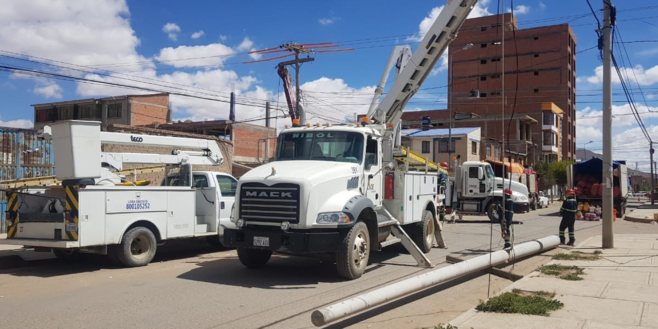 Vehículos de ENDE DEORURO SA refuerzan el trabajo. (Foto: Ende Oruro)