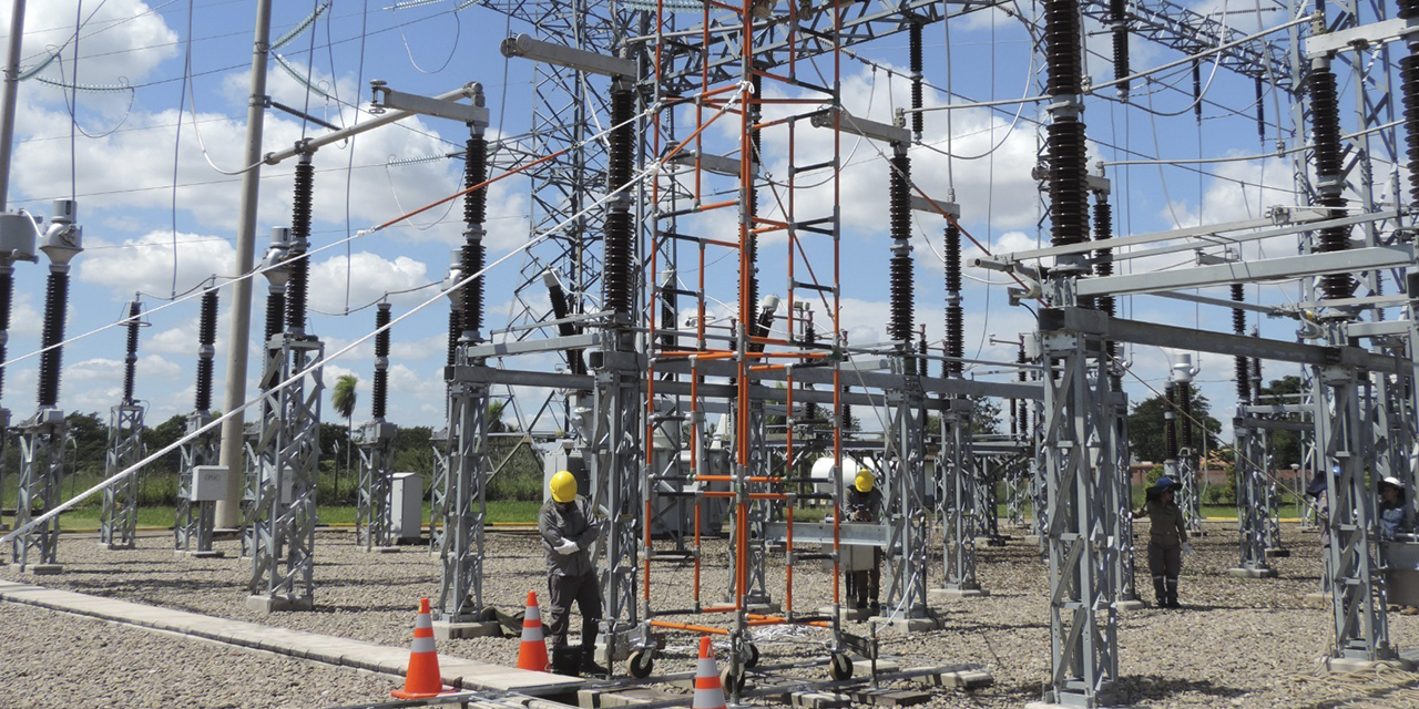 Trabajos de mantenimiento en la Subestación Eléctrica Urubó. (Foto: Ende)