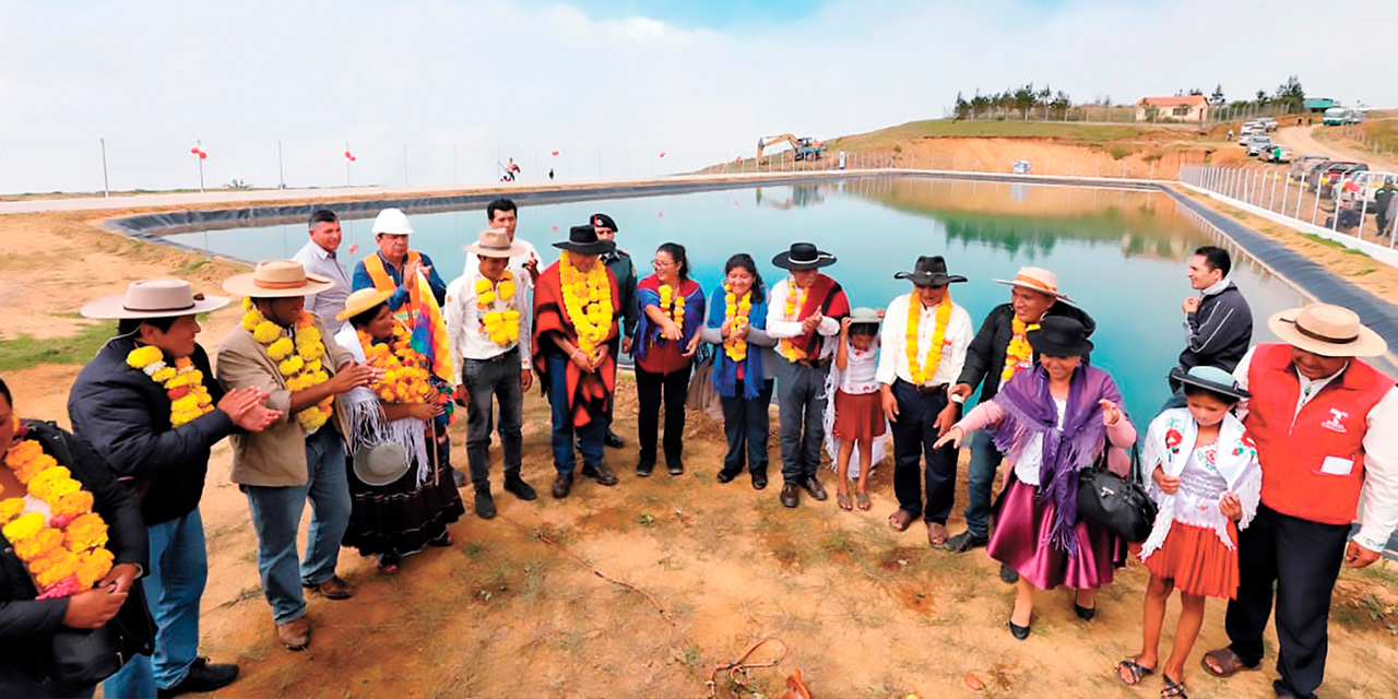 Entrega del proyecto de sistema de riego, en la provincia Padcaya. (Foto: Presidencia)